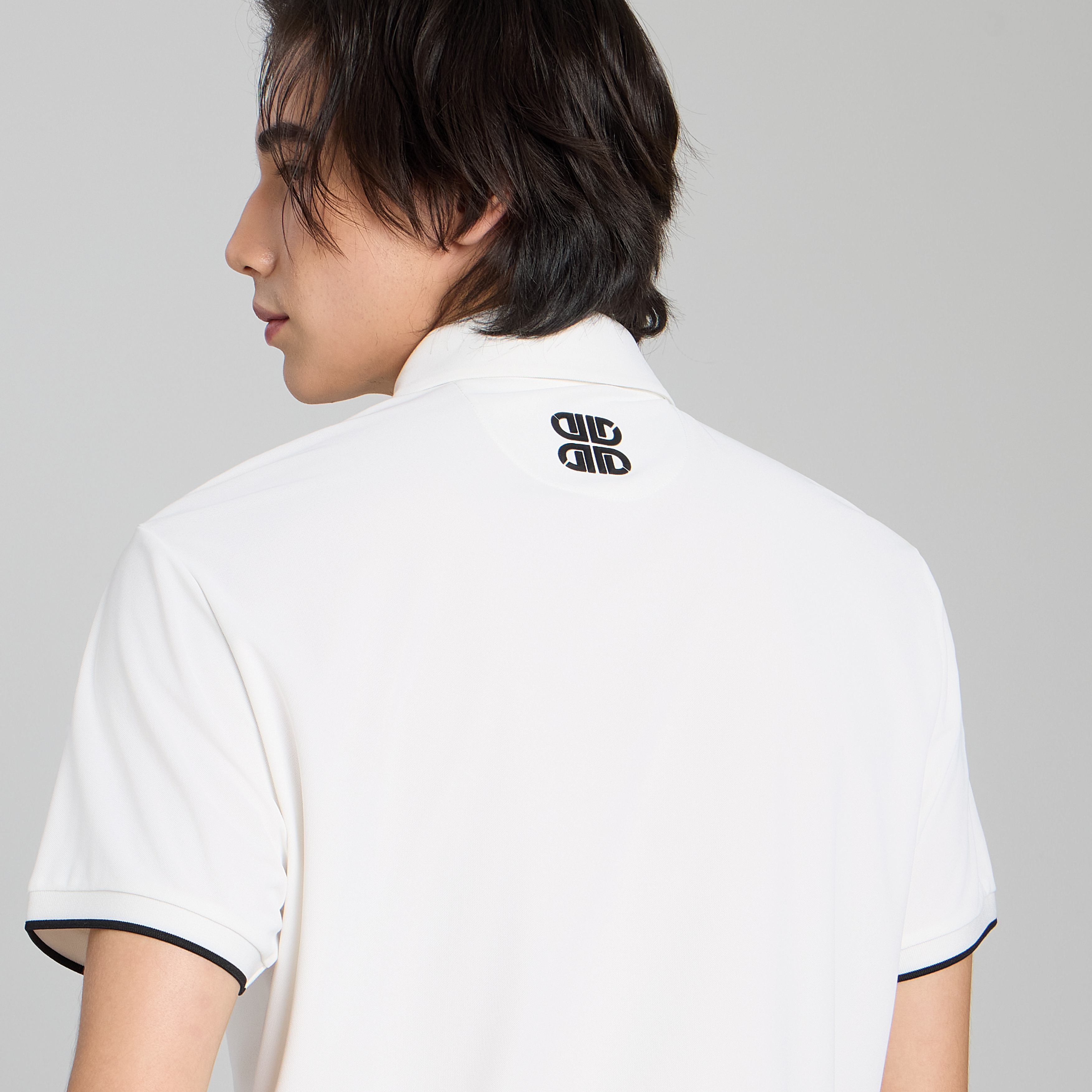 Lightweight and breathable mesh fabric engineered with DryQuick Sun+ and Cryo-Cooling technology.